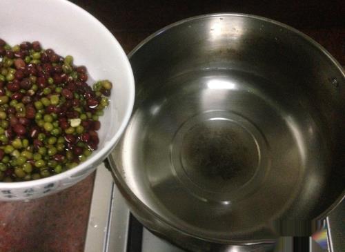 如何在家制作一份美味的甜品?