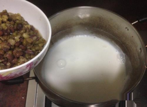 如何在家制作一份美味的甜品?