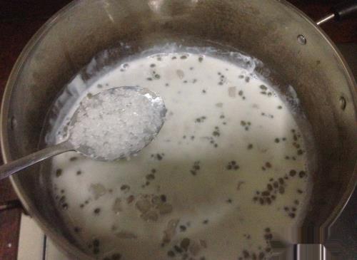 如何在家制作一份美味的甜品?