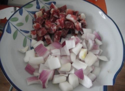 洋葱腊肠炒饭