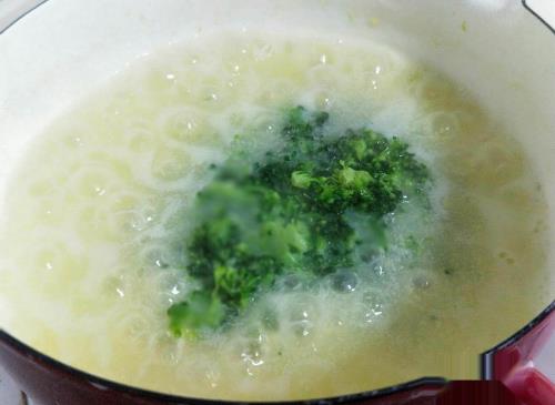 西蓝花蛋黄粥