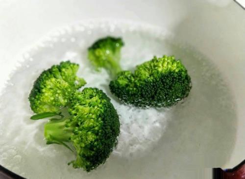 西蓝花蛋黄粥