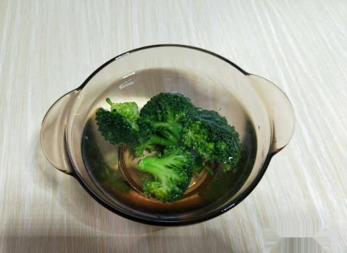西蓝花蛋黄粥