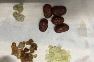 桃胶皂米银耳雪燕羹.