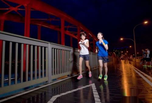 女性夜跑需要注意哪些安全事项?