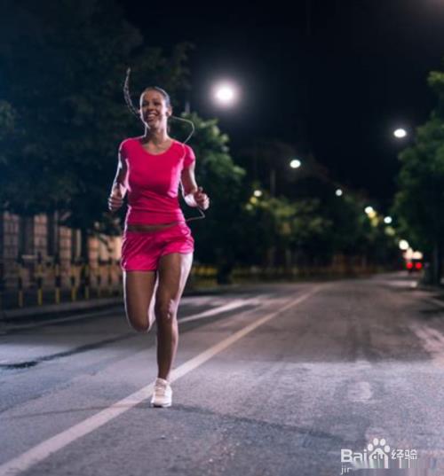 女性夜跑需要注意哪些安全事项?