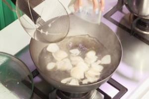 草菇虾米干贝汤怎么做？.