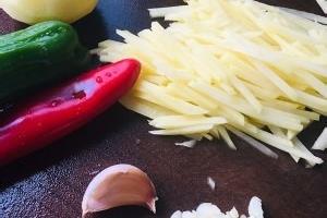 教你怎么做青红椒土豆丝炒肉.