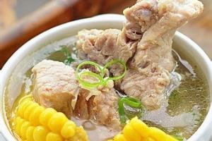 玉米红萝卜猪骨汤.