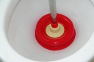 虹吸式马桶回气孔清理.