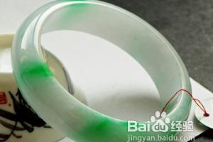 什么是白底青翡翠手镯.