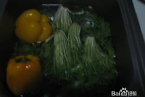怎样做好苦菊爆炒熟猪肉片的备料.