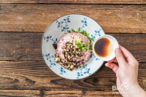 老厨师教你做竹荪酿肉.