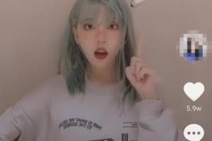 抖音比手势三连拍掐脸怎么拍.