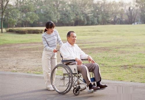 散步能养生 但老年人晚上散步别贪多