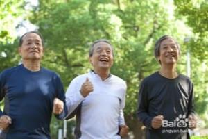 散步能养生 但老年人晚上散步别贪多.
