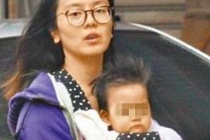 周渝民爱女正脸首曝光 浓眉大眼美人模样初现.