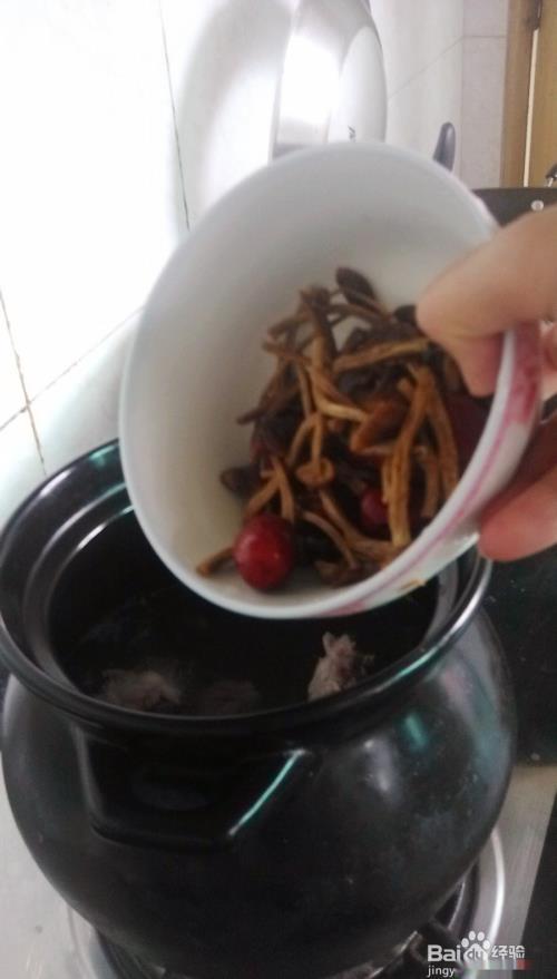 红枣茶树菇骨头汤