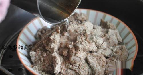 怎么做有胃口的黑麦粉蒸鸡肉