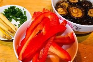 香菇土豆黄焖鸡翅根的做法.