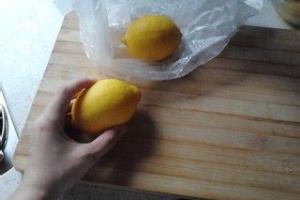 怎么自制去痘保湿柠檬喷雾.