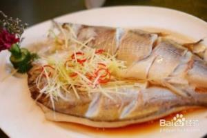 蒸鱼时，是先淋蒸鱼豉油还是酱油？怎么做才好吃.