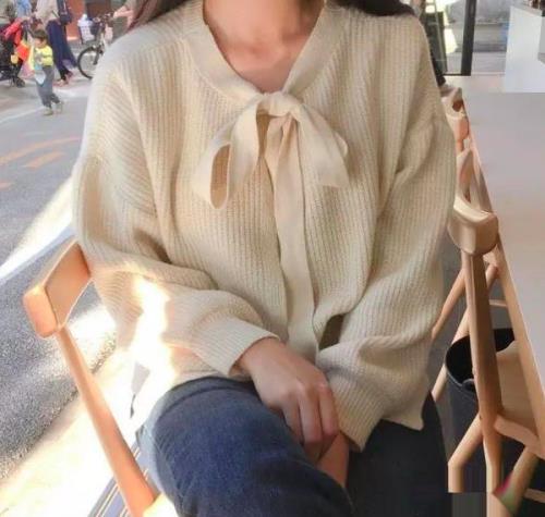 你还在穿厚重的外套过秋天么?赶紧换上针织单品