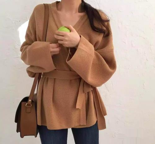 你还在穿厚重的外套过秋天么?赶紧换上针织单品