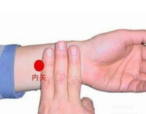 打嗝不止怎么办