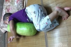 调侃夏天睡觉降温的各种稀奇办法.