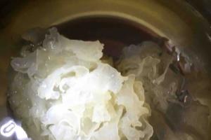 冰糖银耳炖雪梨.