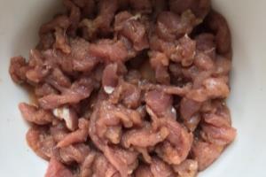 蒜苔肉丝炒河粉.