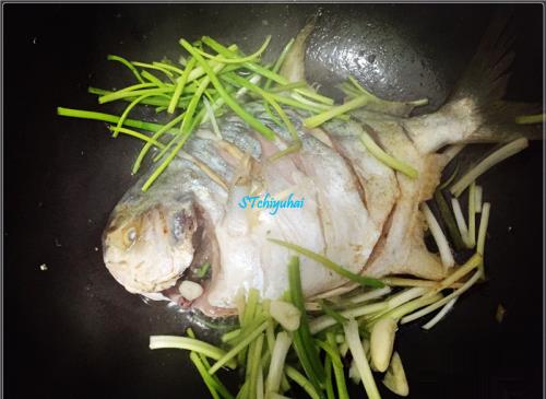 家常菜系蒜葱烧金鲳