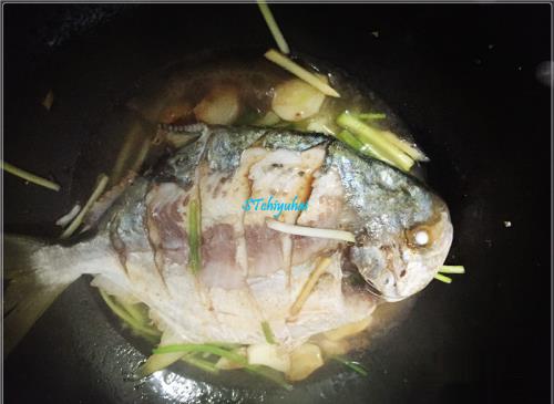 家常菜系蒜葱烧金鲳