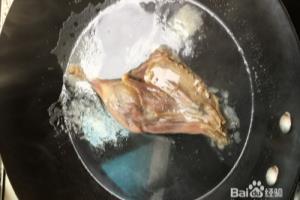 腊鸭腿炒萝卜干的做法.