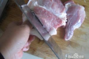 买回来猪肉带皮怎样用刀分割后做备料.