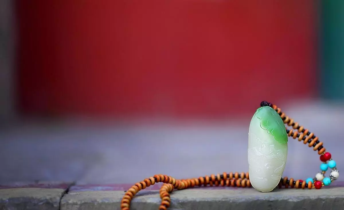 男士吊坠戴在里面还是外面(5)