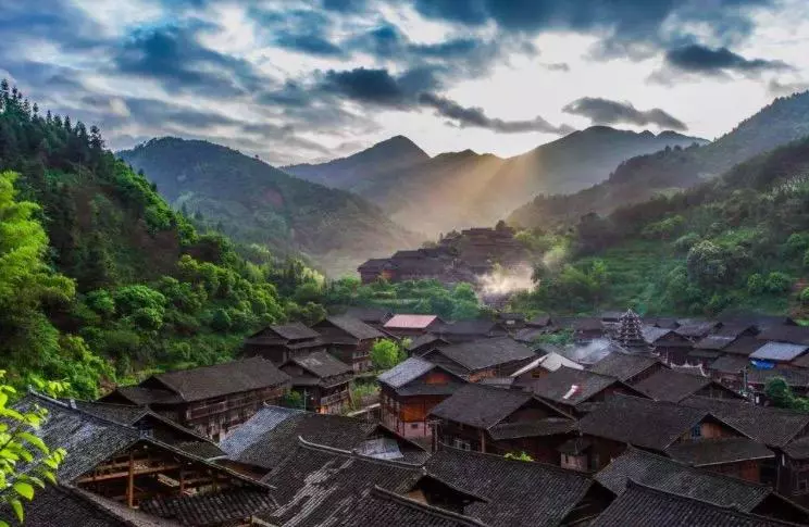 清水出芙蓉天然去雕饰形容哪位诗人(6)