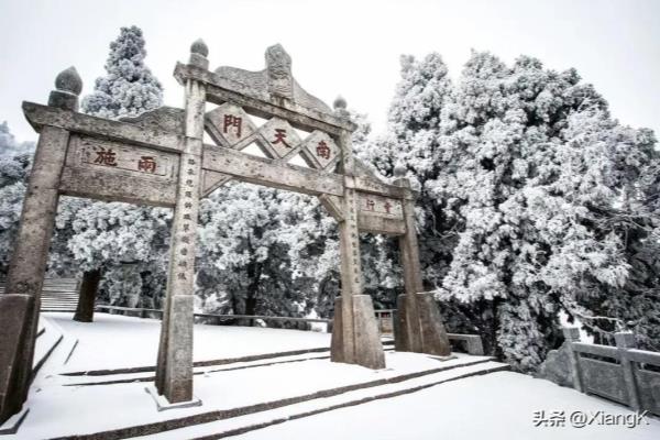 上边两个方下面一个土这个字怎么念.