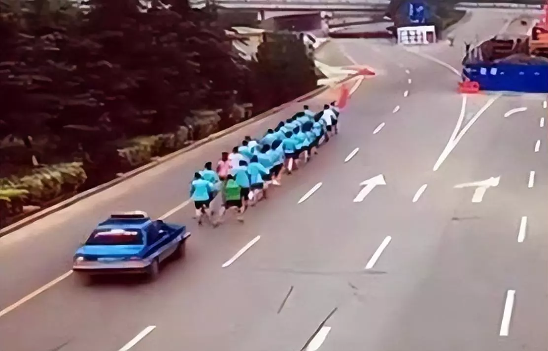 暴走团被撞司机最后怎么样(2)
