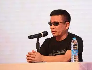 灰色三部曲哪部讲男主和姐姐小时候的故事(23)