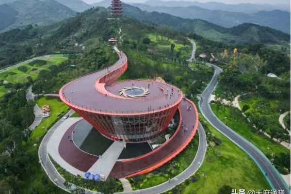 龙泉山脉是什么的分界线.