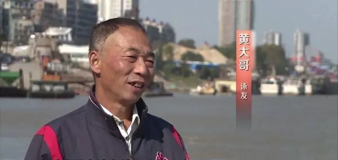 女子醉酒长江漂流(12)