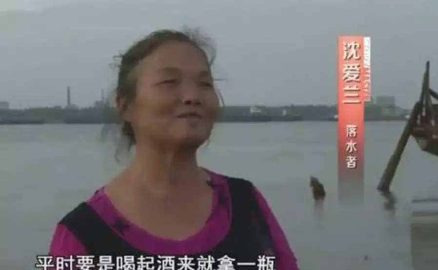 女子醉酒长江漂流(13)
