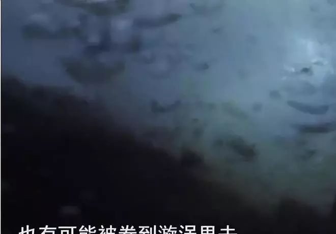 女子醉酒长江漂流(15)