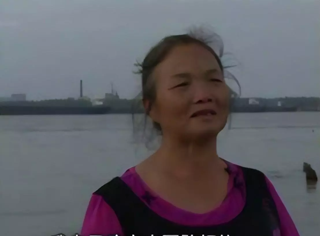 女子醉酒长江漂流(1)