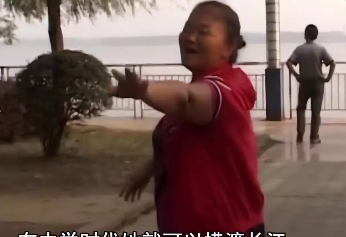 女子醉酒长江漂流(23)