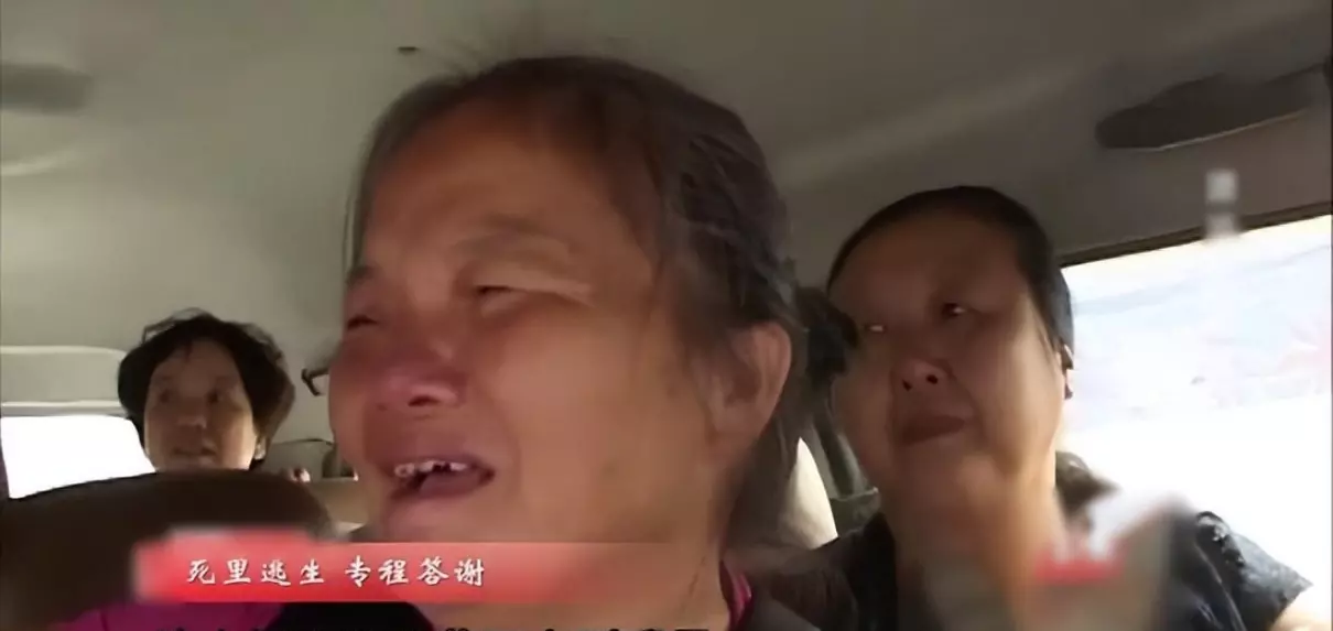 女子醉酒长江漂流(28)