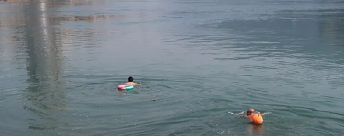 女子醉酒长江漂流(31)