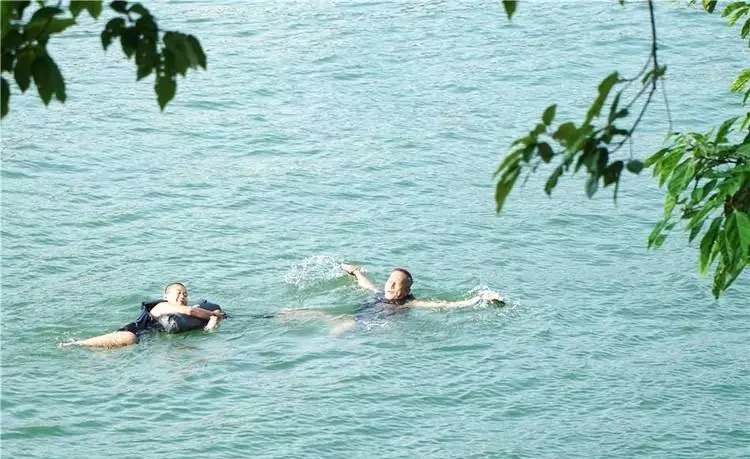女子醉酒长江漂流(32)